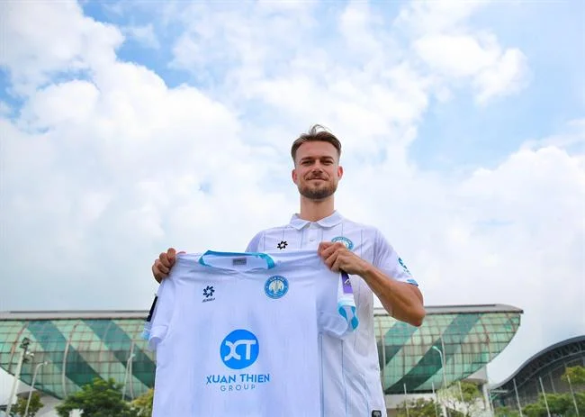 Biểu tượng bảo mật với khóa và lá chắn, thể hiện sự an toàn